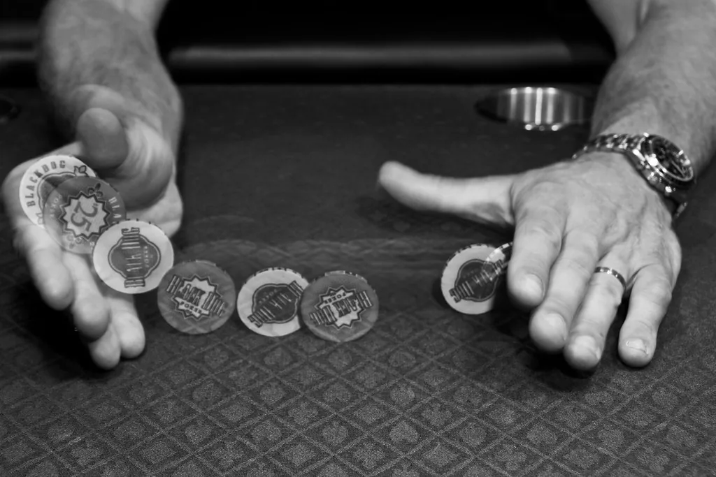 Casino টেবিল বিভাগের সবুজ felt ও chips দৃশ্য