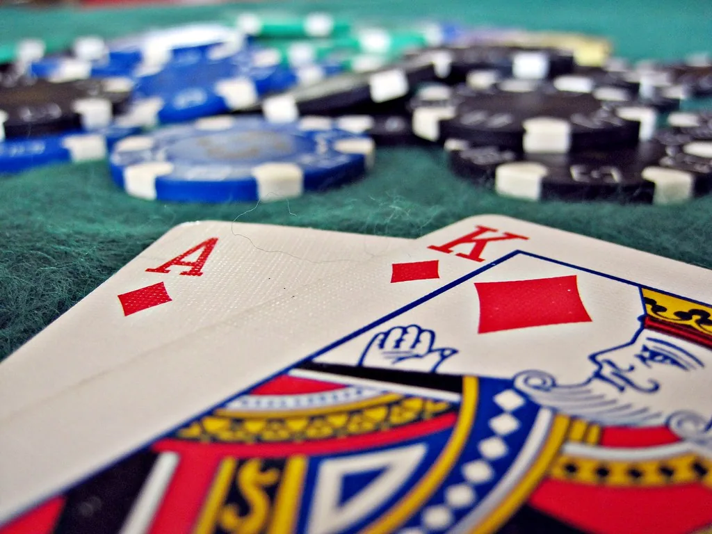 BA99 Hero-তে তাস ও Casino chips-এর দৃশ্য