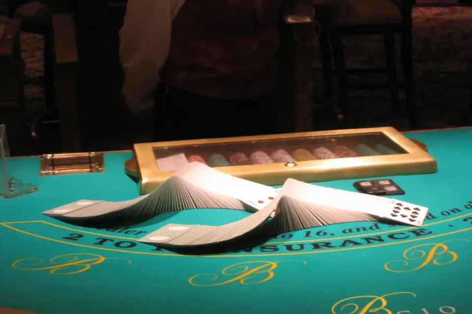 Live Casino table ও dealer দৃশ্য